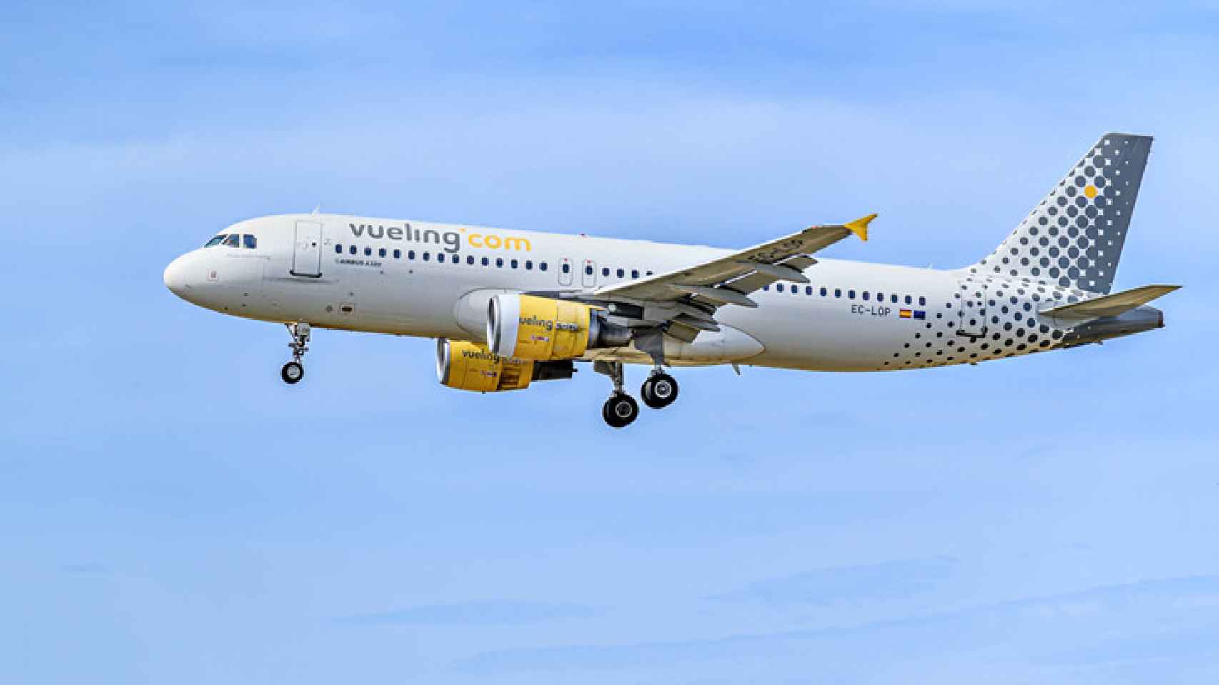 Un avión de Vueling aterriza en el aeropuerto de Barcelona.