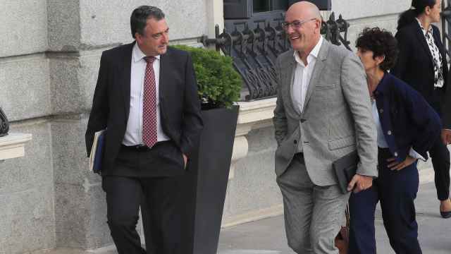 El portavoz del PNV, Aitor Esteban, junto al diputado Joseba Agirretxea Urresti a su llegada al Congreso./ Fernando Alvarado - EFE