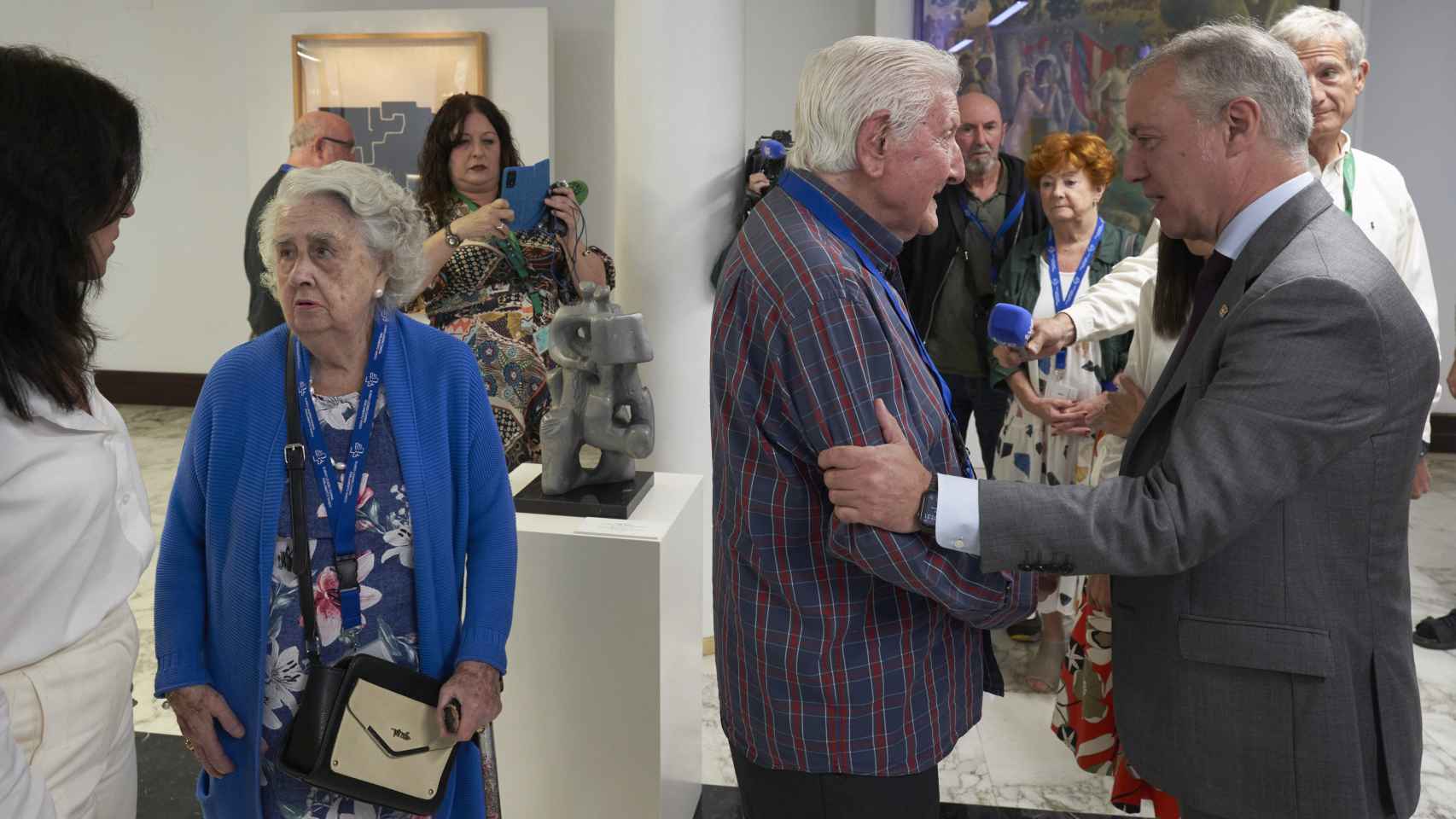 El Lehendakari, Iñigo Urkullu, saluda a Luis Mari Ormazabal, un hombre de 97 años que fue detenido por pertenecer al partido comunista, tras la aprobación de la Ley de Memoria Histórica y Democrática de Euskadi / Adrián Ruíz Hierro - EFE