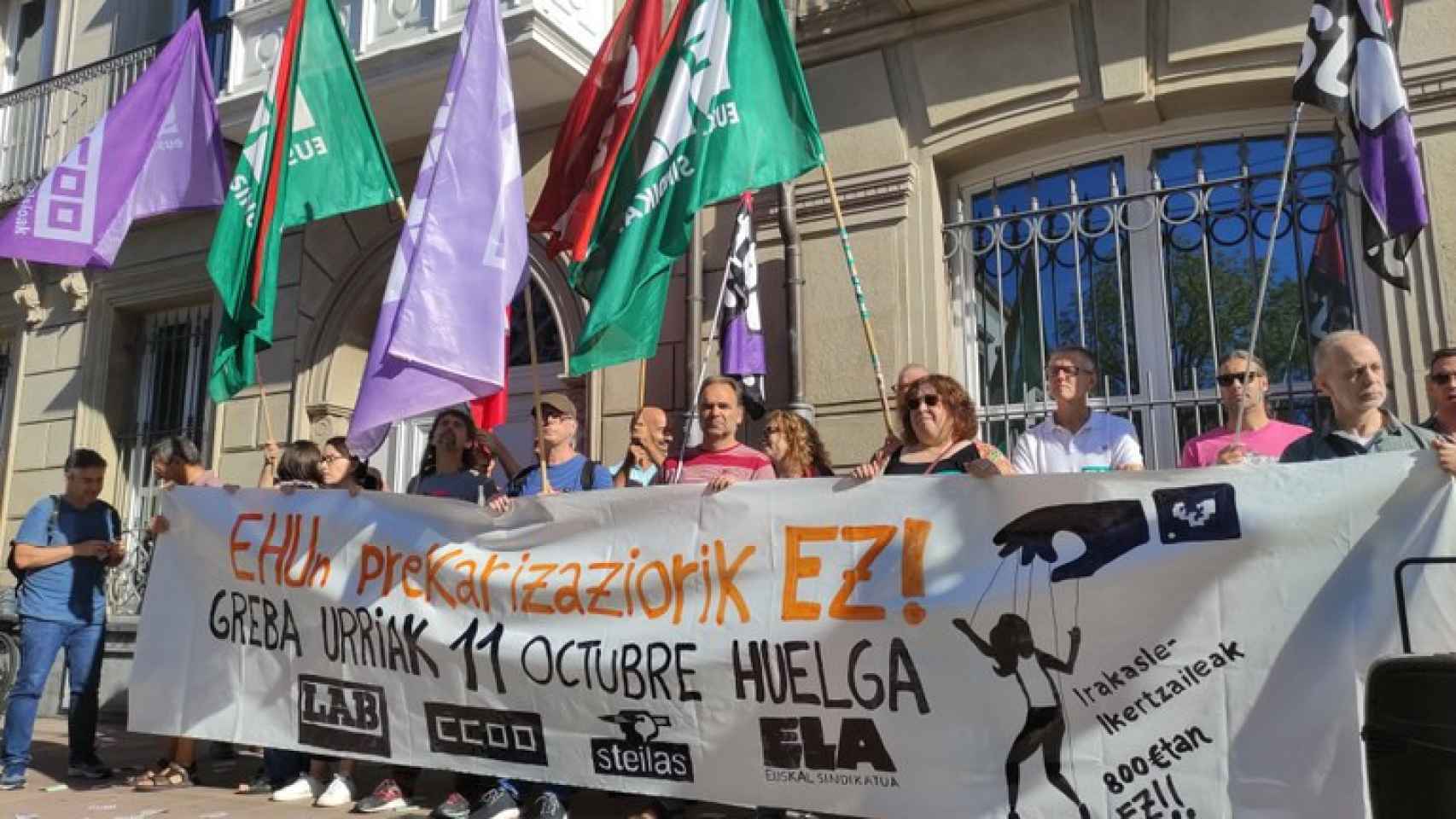 Concentración ante el Parlamento vasco para denunciar los recortes y malas condiciones laborales de la universidad/ELA