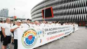 Un centenar de agentes de la Ertzaintza durante una concentración en la explanada de San Mamés de Bilbao / H. BILBAO - EP