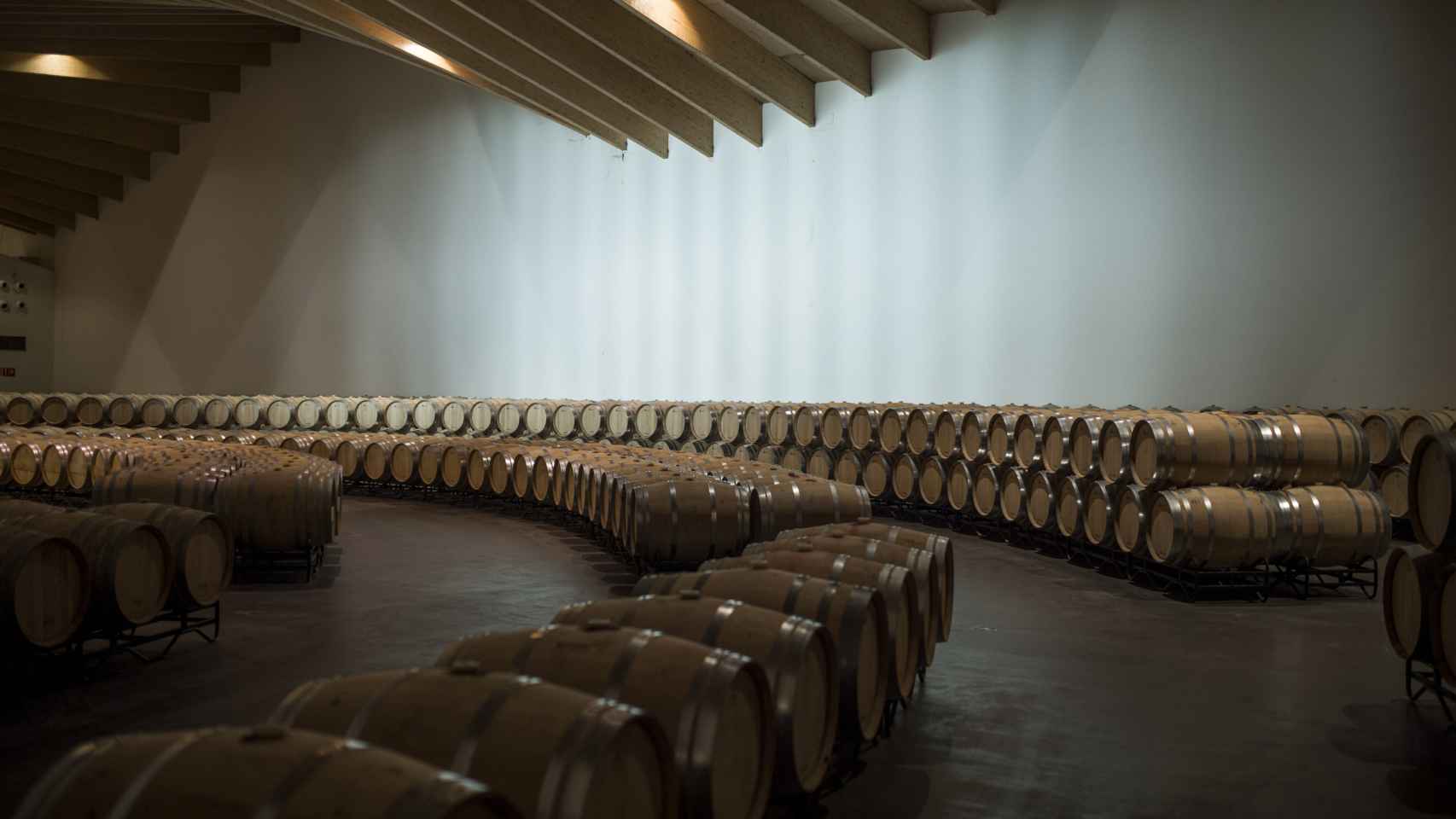 La bodega tiene capacidad para albergar casi 10 veces más de las barricas que contiene en la actualidad. Ysios tiene cada año una corta edición de 3 vinos de venta exclusiva en bodega / A. VIRI