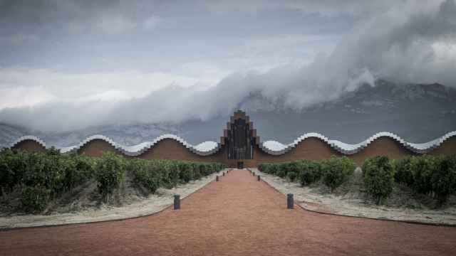 A los pies de Sierra Cantabria, Santiago Calatrava ideó para Ysios este edificio que combina aluminio y madera de cedro emulando las ondulaciones de la sierra y la colocación de las botellas en celdillas. Como ya ha ocurrido en otras construcciones, Calatrava fue denunciado por la aparición de goteras y humedades en el “templo del vino”, aunque el litigio se solucionó  de forma amistosa / A. VIRI