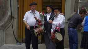 Unos txikiteros celebran su día en Bilbao.
