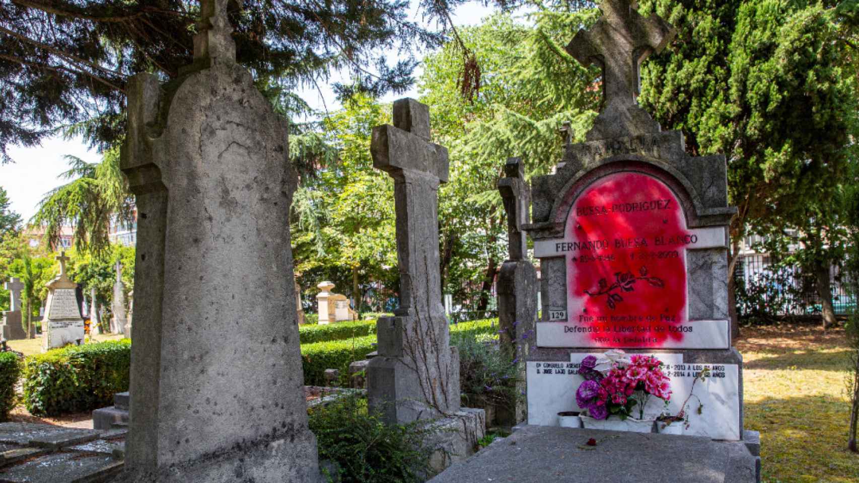 Imagen de la tumba de Buesa tras el ataque de 2020.