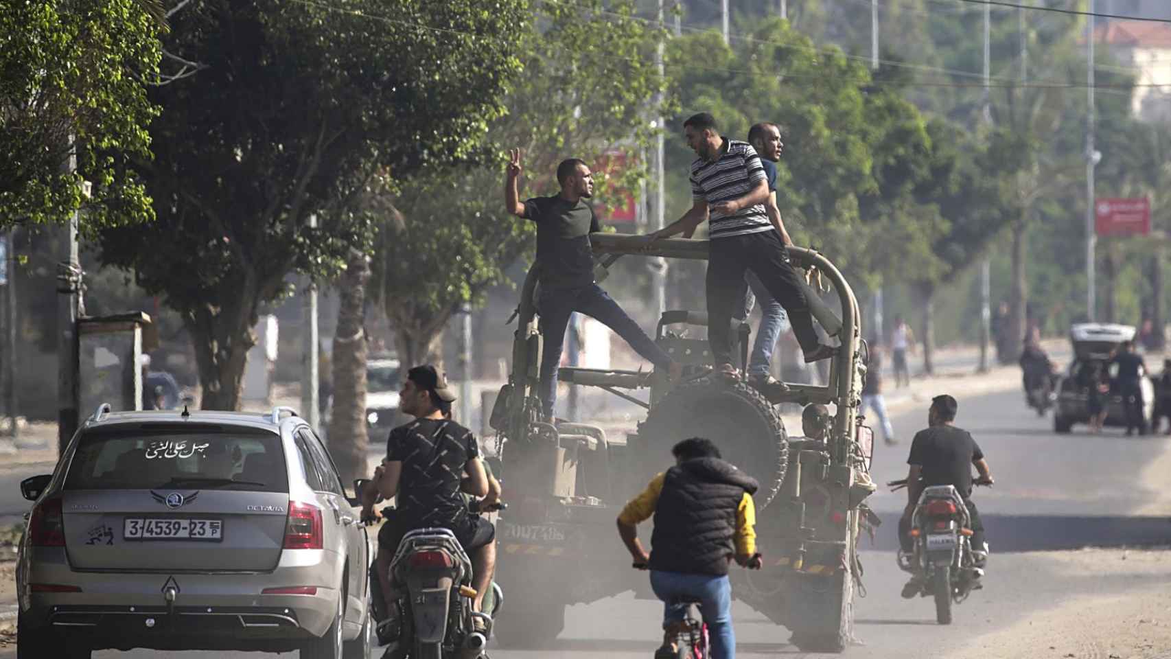 Palestinos viajan en un vehículo militar israelí por las calles del norte de Gaza / EFE