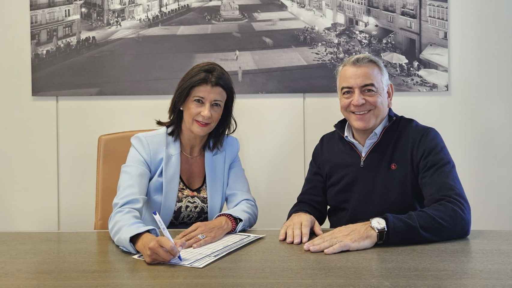 La parlamentaria del PP vasco, Laura Garrido, junto al Candidato a la presidencia del Partido en Euskadi, Javier de Andrés / PP Vasco