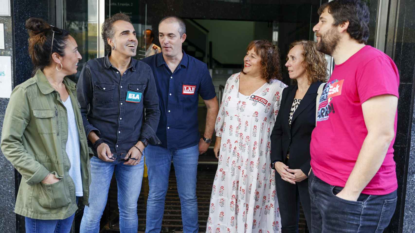 Miembros de los sindicatos ELA, LAB, CCOO, Steilas, Satse y ESK, tras salir de la reunión donde los sindicatos convocantes de dos días de huelga en el sector público vasco/EFE/Luis Tejido