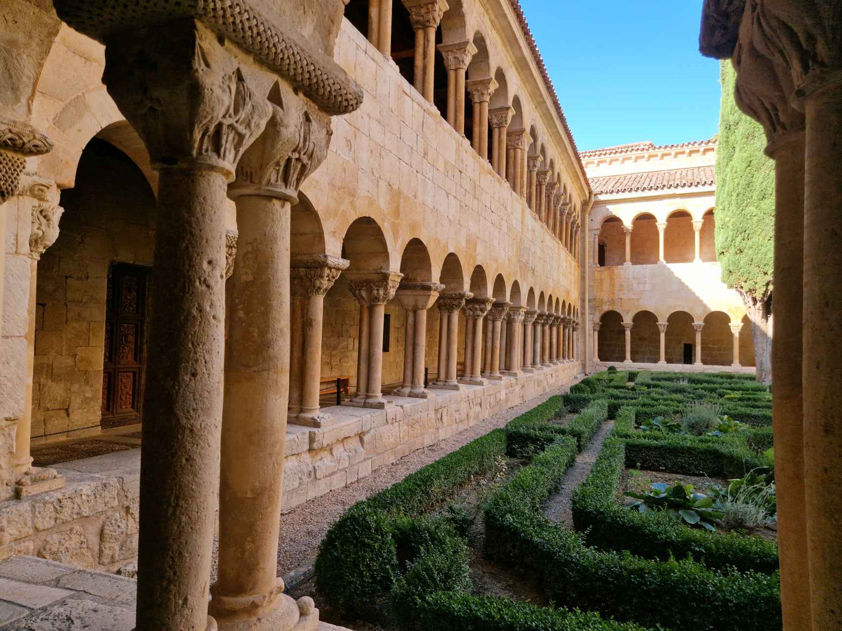 El claustro es  considerado el más bonito de Europa. Con dos niveles superpuestos, en el inferior se pueden observar  trabajos de los siglos XI y XII y en el superior, de finales del XII / A. VIRI