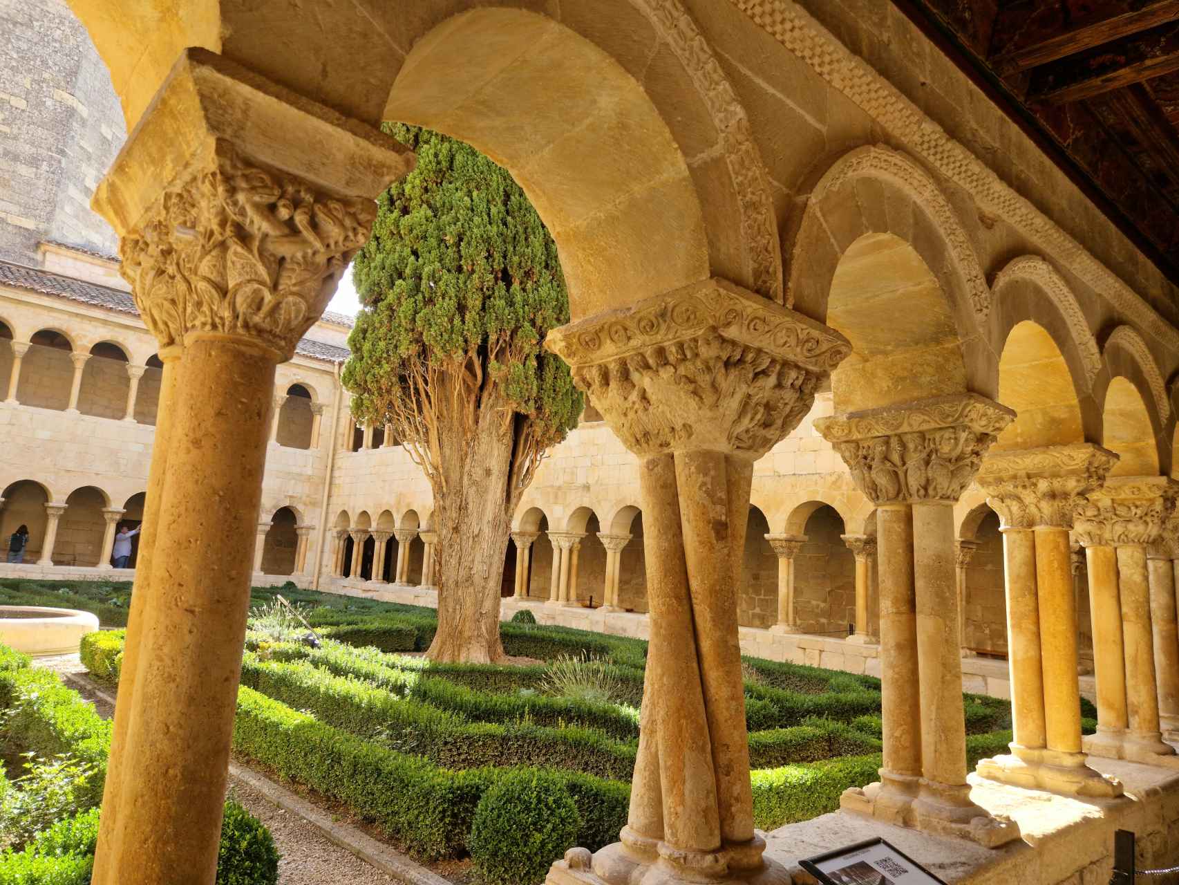 En la visita se ve el ciprés del jardín al que hace referencia Gerardo Diego en su célebre soneto, pero a los visitantes les sorprende la inusual columnas torsa / A. VIRI