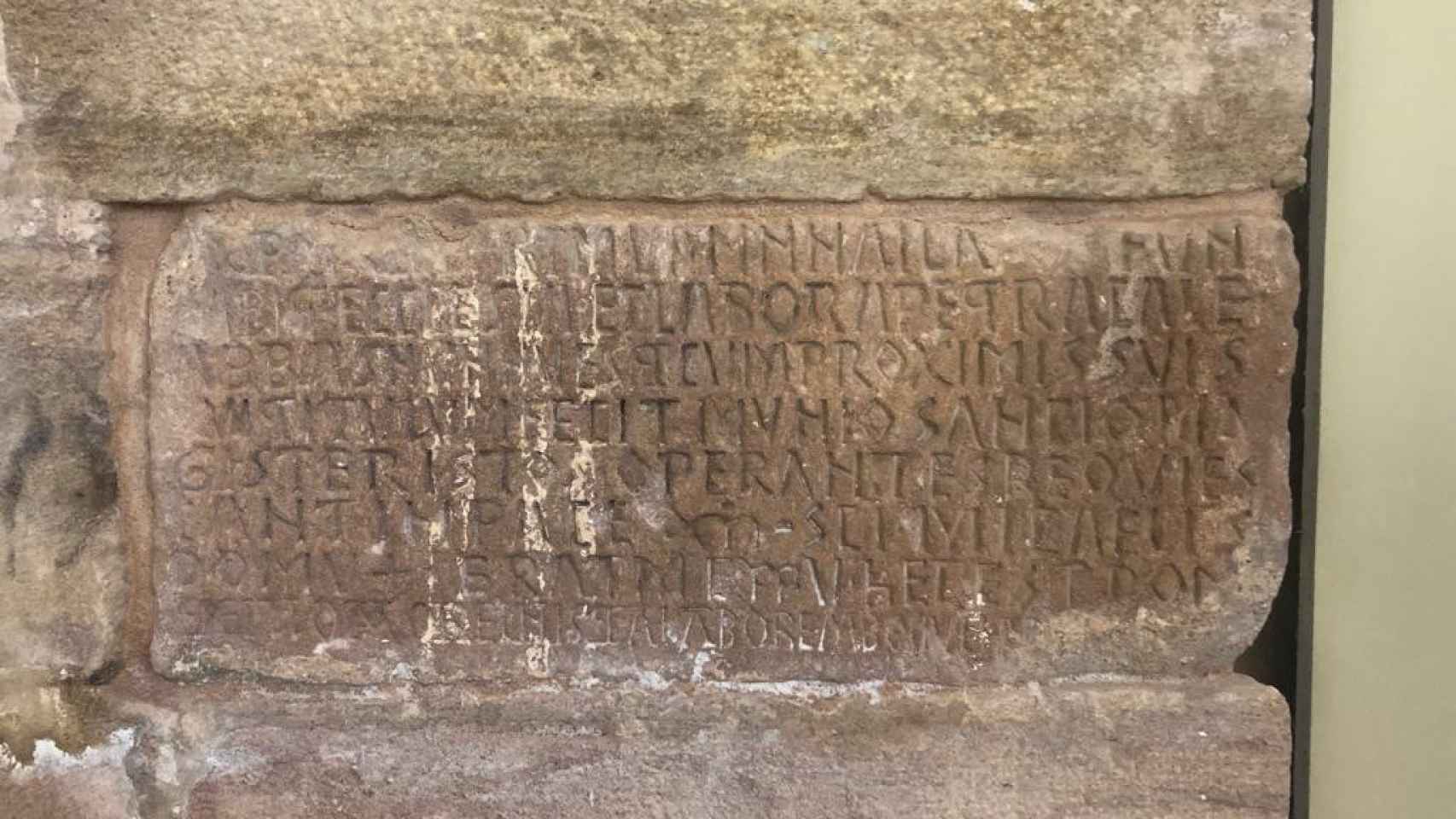 La inscripción pertenece a un edificio anterior, que sitúa su consagración en 1087. Habría sido fundado por el abad Núñez y realizado por el maestro Nuño Sancho / A. VIRI