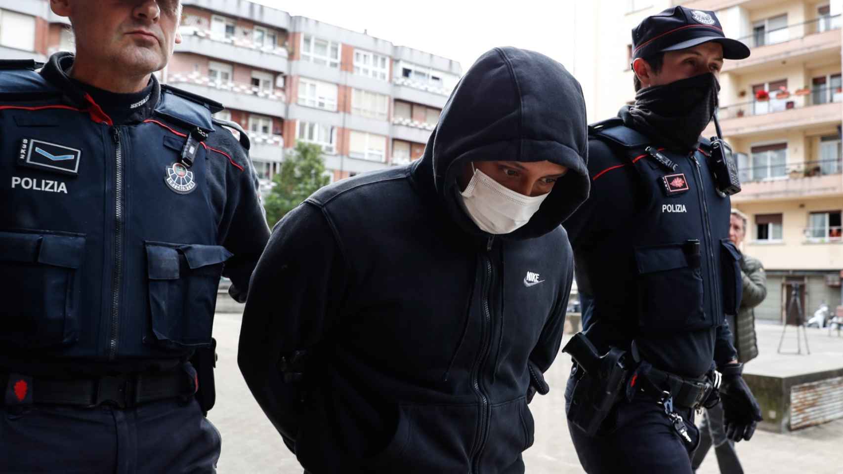 Agentes de la Ertzaintza trasladan al detenido por su presunta vinculación con los asesinatos de hombres en Bilbao.