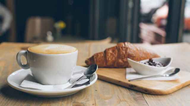 Un desayuno a base de cruasán y café.