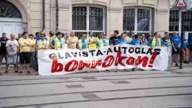 Un grupo de trabajadores de Glavista manifestándose en Vitoria-Gasteiz contra el ERE de extinción de su empresa.