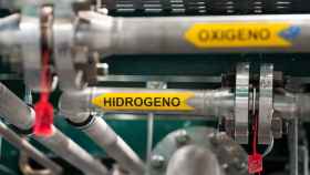 Detalle de las tuberías del electrolizador para la generación de hidrógeno.