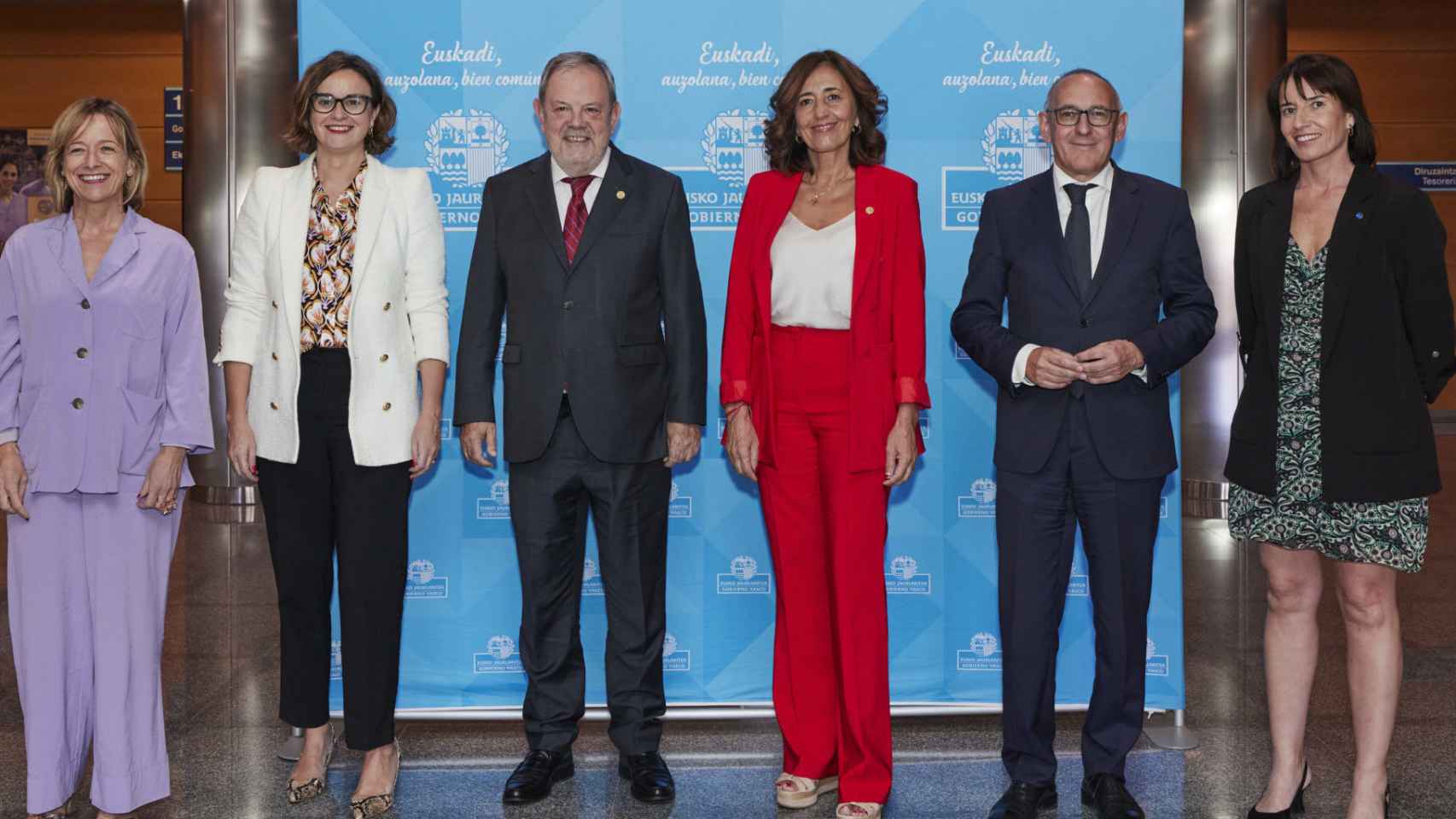 Foto de familia del último Consejo Vasco de Finanzas con los consejeros Azpiazu y Garamendi en el centro / Irekia