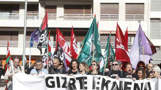 Manifestación convocada por ELA, Steilas, CCOO, LAB y UGT con motivo de la huelga convocada en los centros de enseñanza concertada en San Sebastián / Juan Herrero - EFE