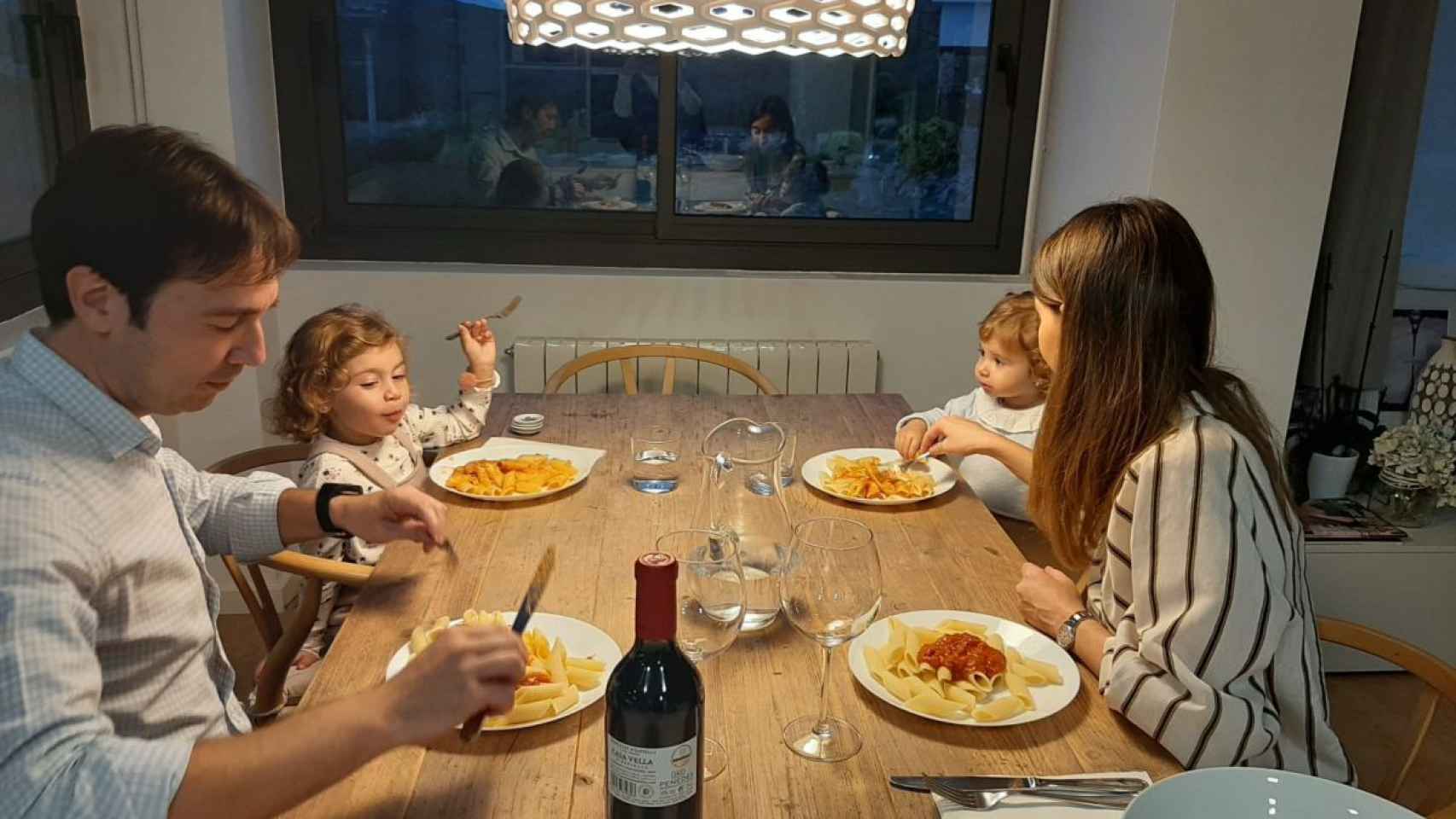 Familia consumiendo pasta / GRUPO GALLO
