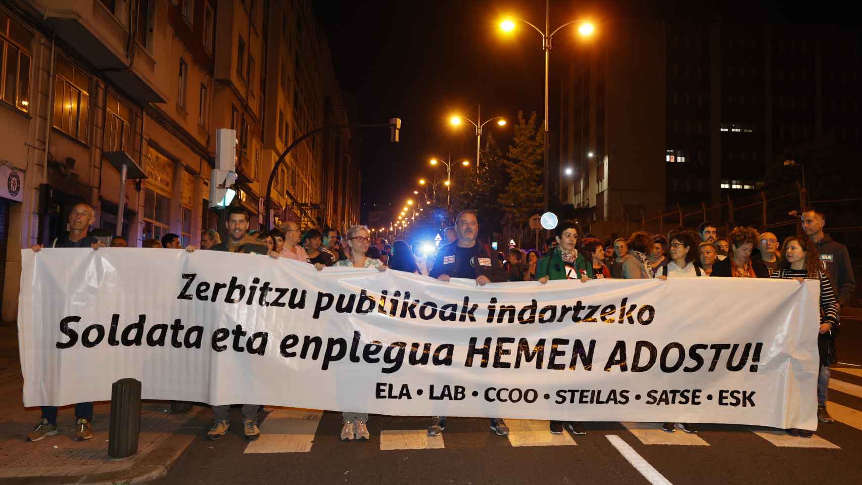 Un momento de la marcha en Bilbao, convocadas por los sindicatos de la pancarta en demanda de mejoras laborales en el sector público vasco / Luís Tejido - EFE