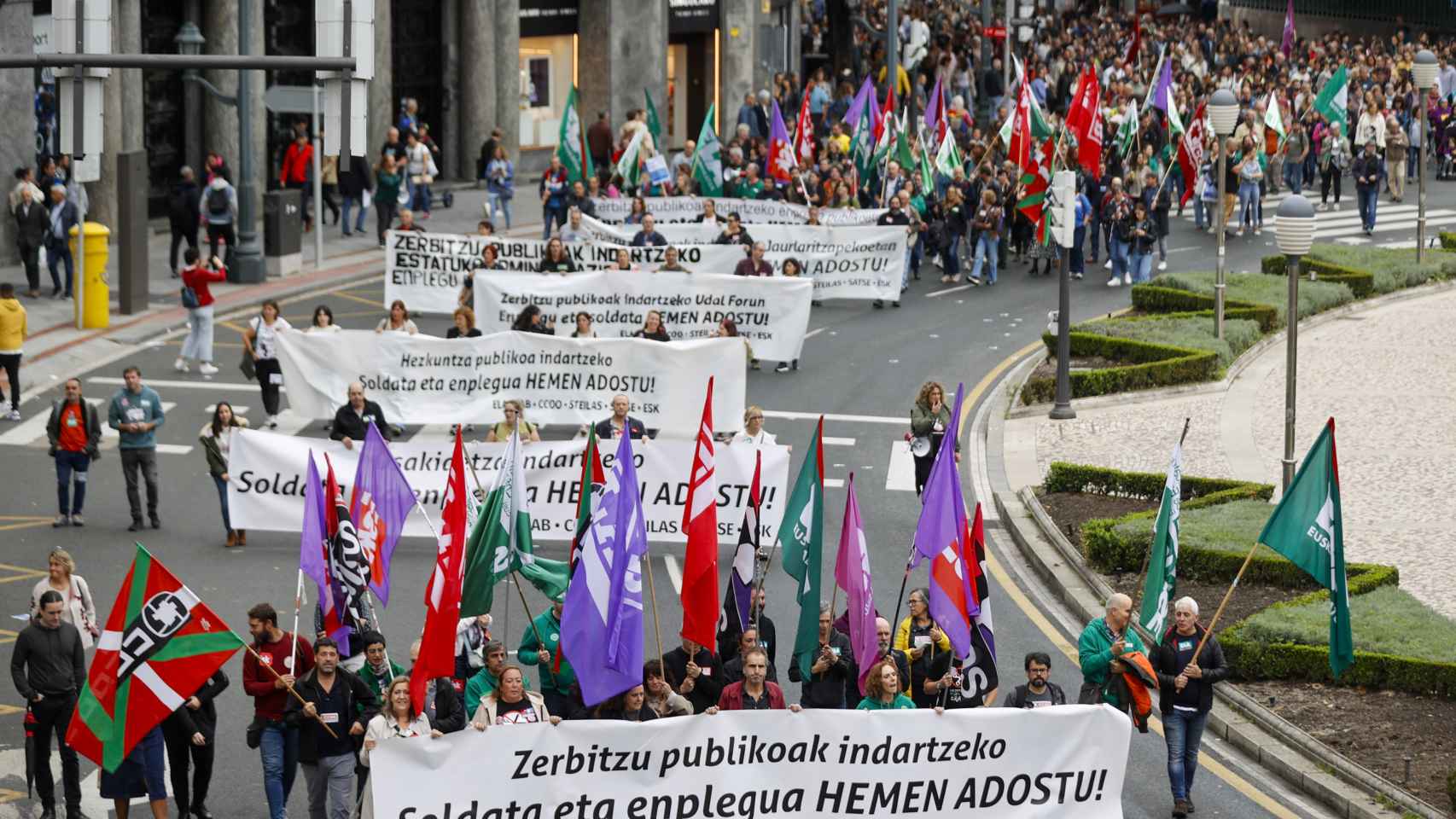 Un momento de la manifestación donde miles de trabajadores se han manifestado este miércoles en las tres capitales vascas /EFE/Luis Tejido