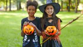 Dos niñas se disfrazan para  celebrar la noche de Halloween.