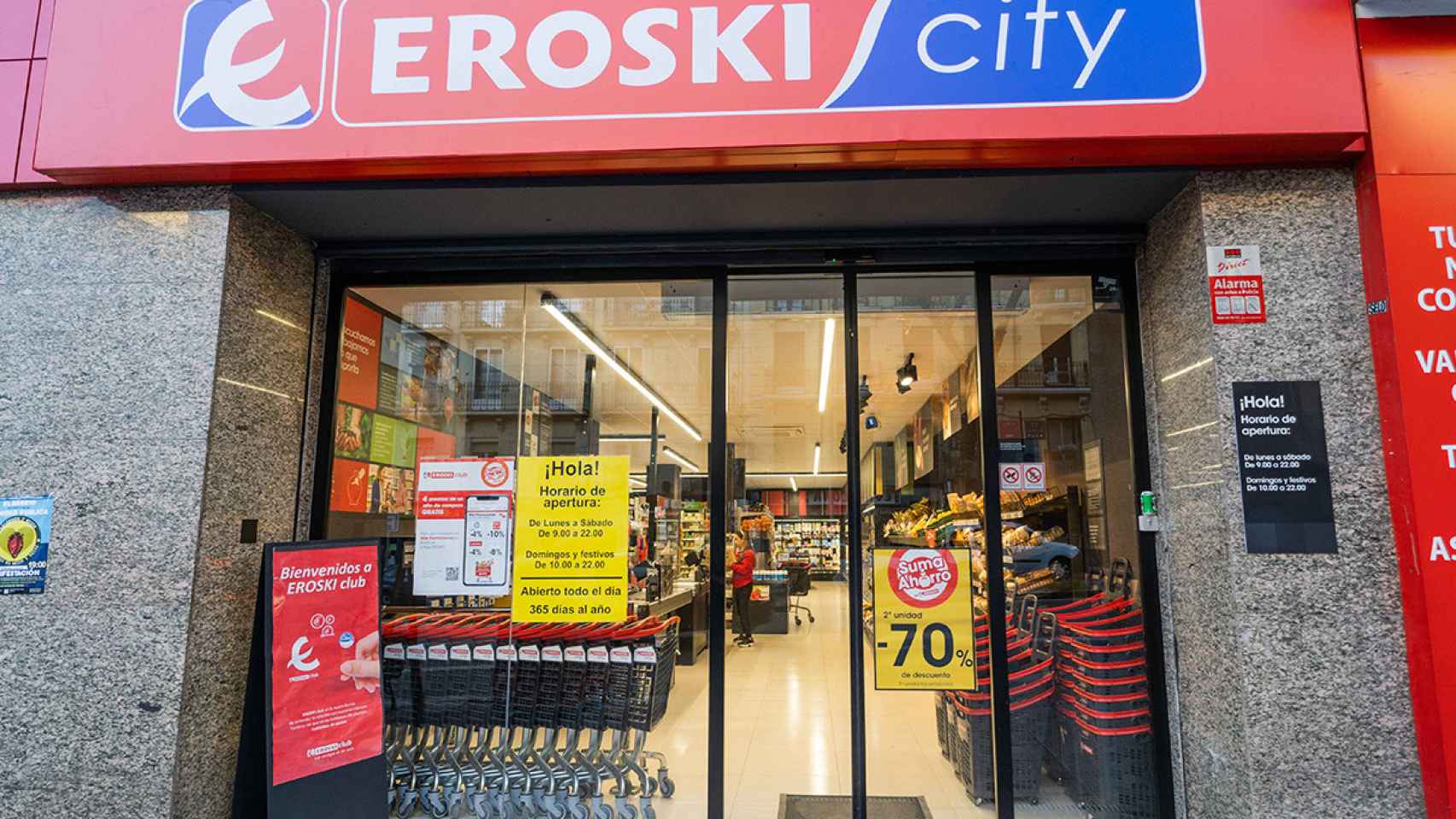 La entrada de un supermercado de Eroski City.