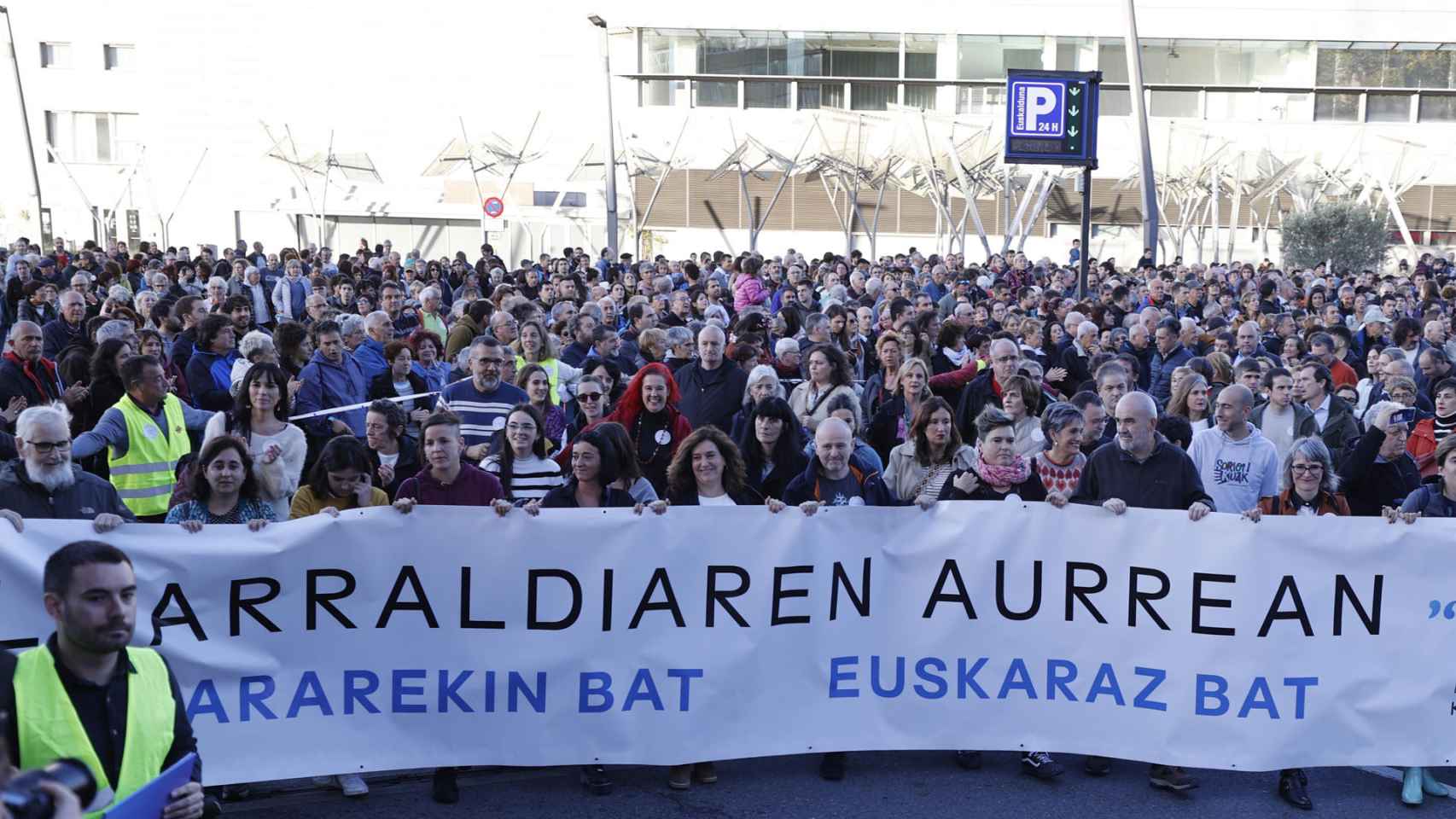 La manifestación ha tenido como lema la frase 'Ante la ofensiva, junto con el euskara, uno en euskara'.