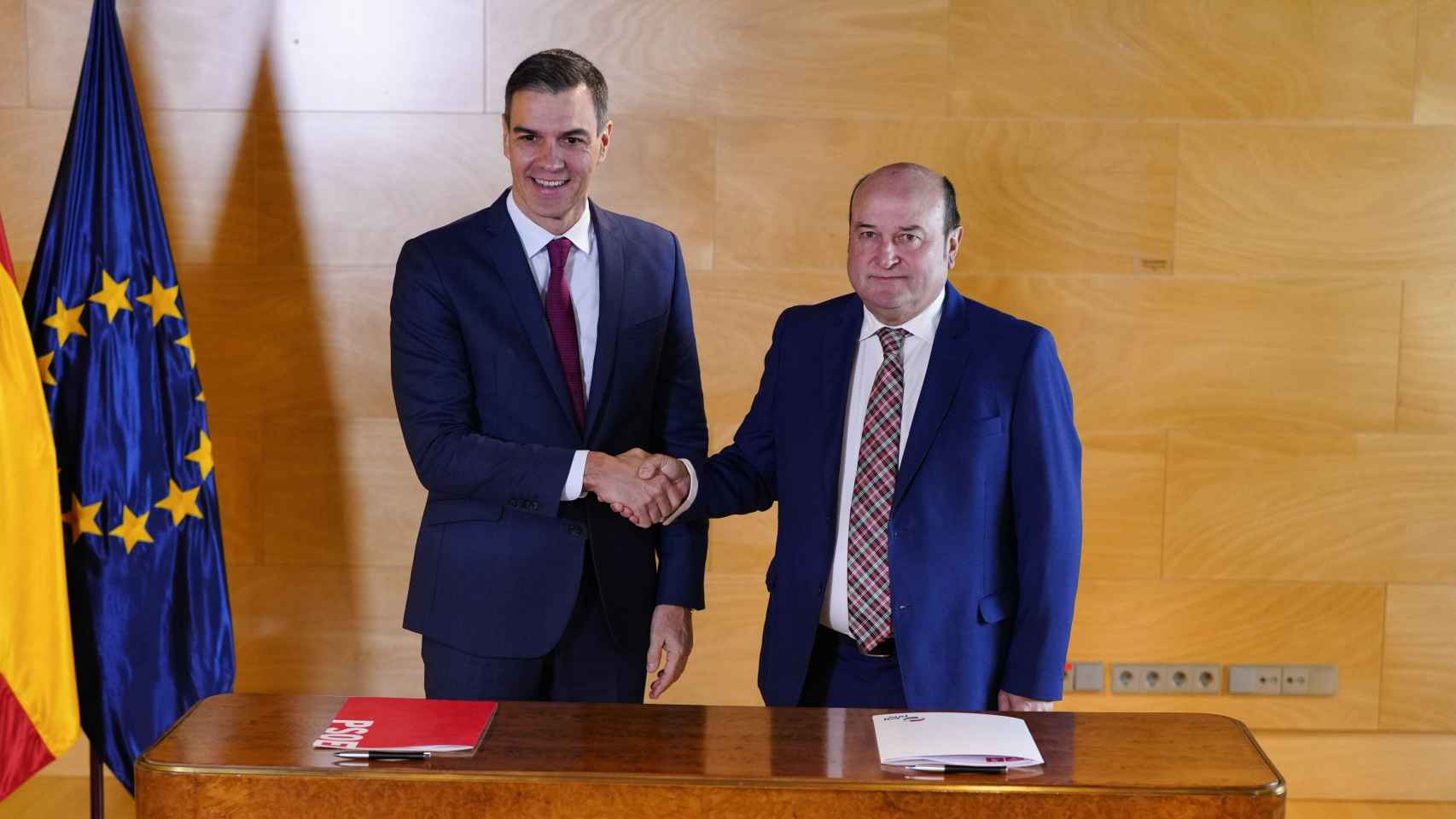 Pedro Sánchez y Andoni Ortuzar en la firma del acuerdo de PNV y PSOE.