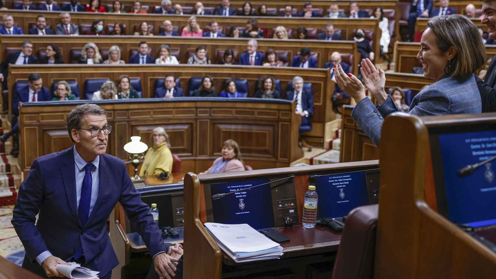 El líder del Partido Popular, Alberto Núñez Feijóo , recibe los aplausos de la portavoz del grupo popular en el Congreso, Cuca Gamarra / Daniel González - EFE