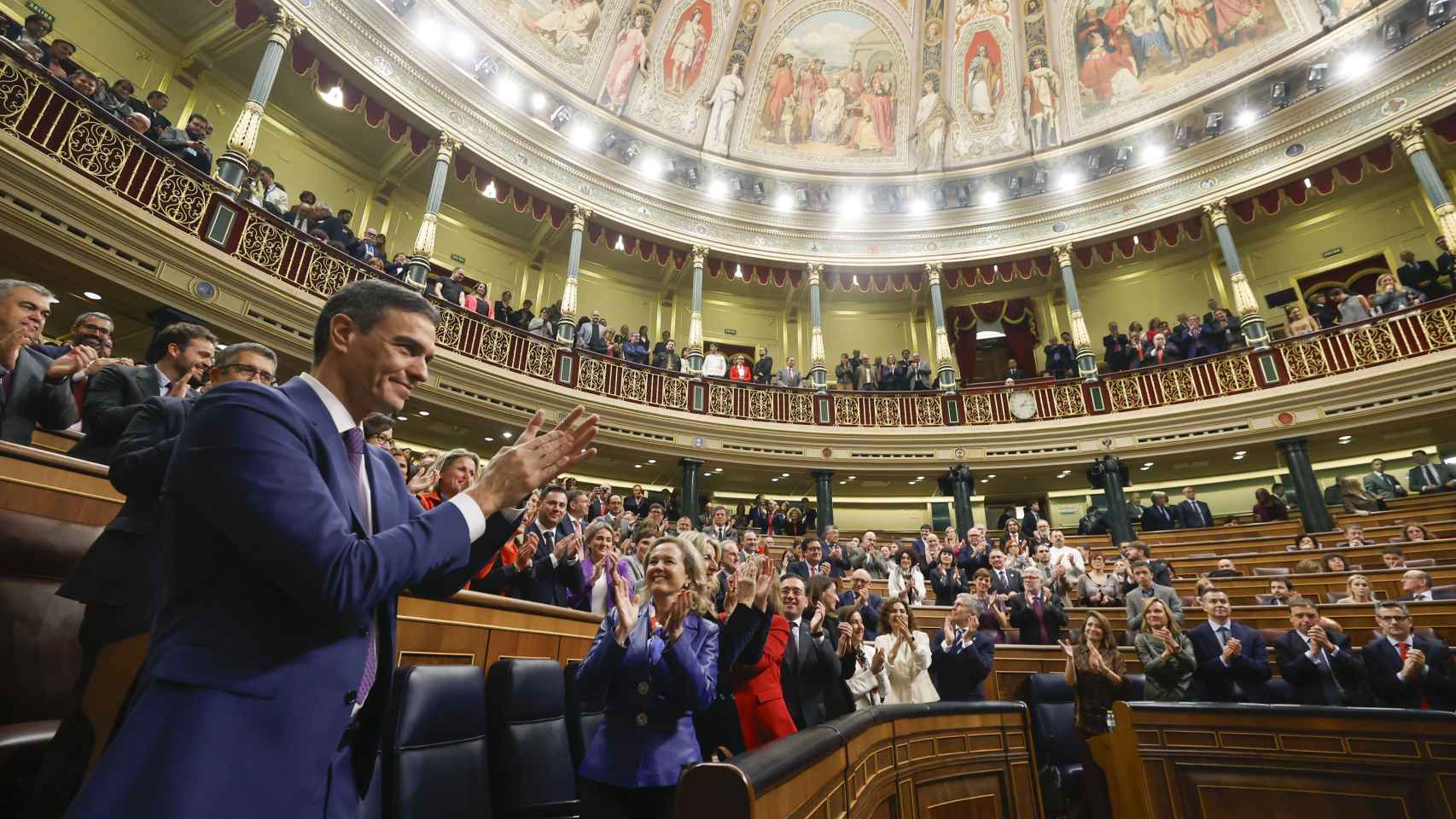 El secretario general del PSOE, Pedro Sánchez, ha sido reelegido como presidente del Gobierno `por mayoría absoluta /Javier Lizon - EFE