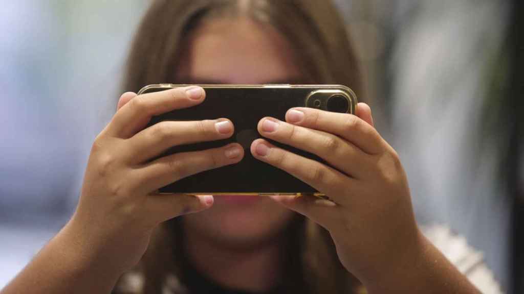 La edad ideal para dar el móvil a un niño: Ni doce ni dieciséis años/EFE