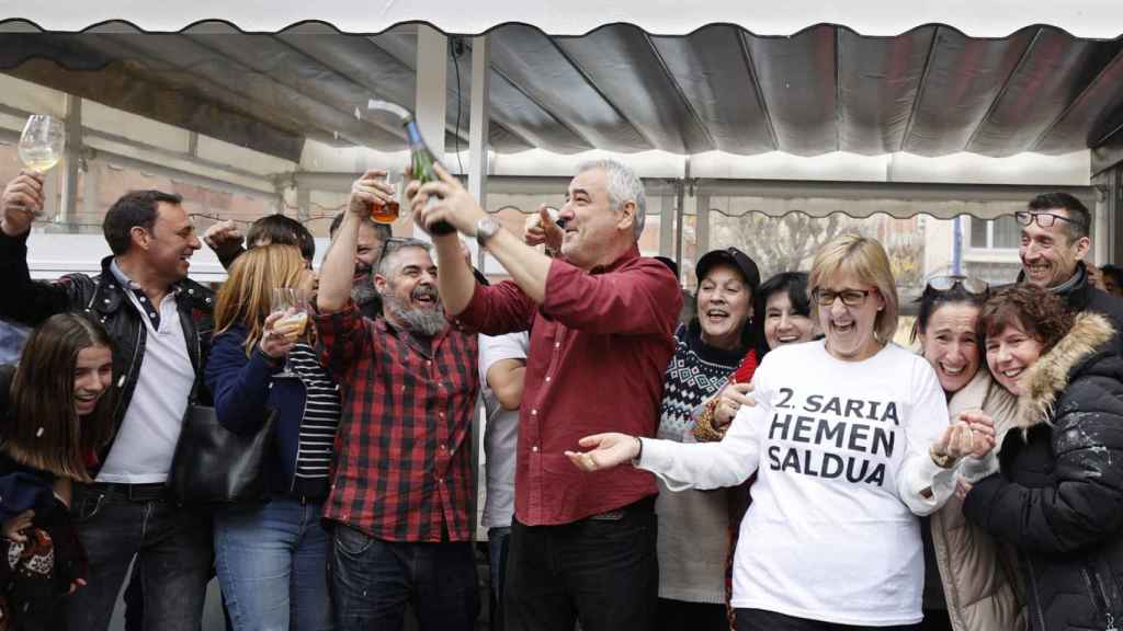 Clientes del bar Uri de Mungia (Bizkaia) celebran el segundo premio del Sorteo Extraordinario de la Lotería de Navidad, del que les ha correspondido una parte.