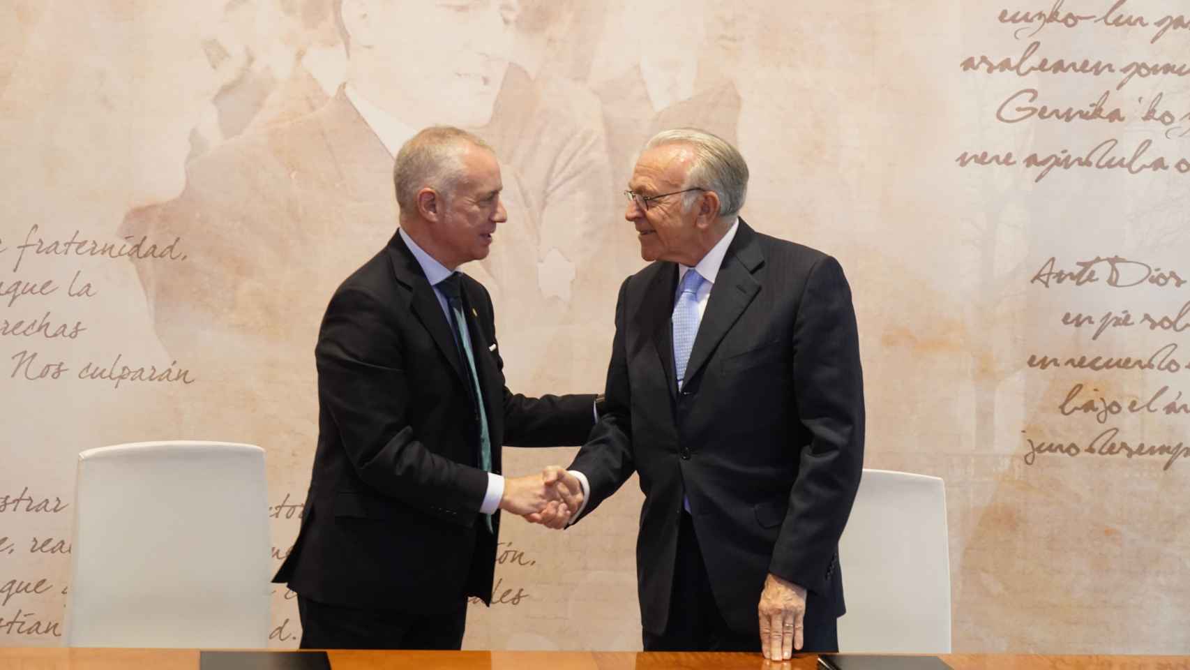 El lehendakari, Iñigo Urkullu, y el presidente de la Fundación la Caixa, Isidro Fainé, en la firma de su acuerdo.