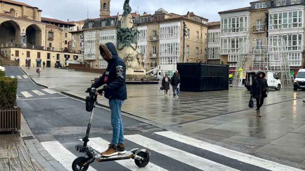 Cerco al patinete eléctrico en Euskadi: seguro y casco obligatorios/CV
