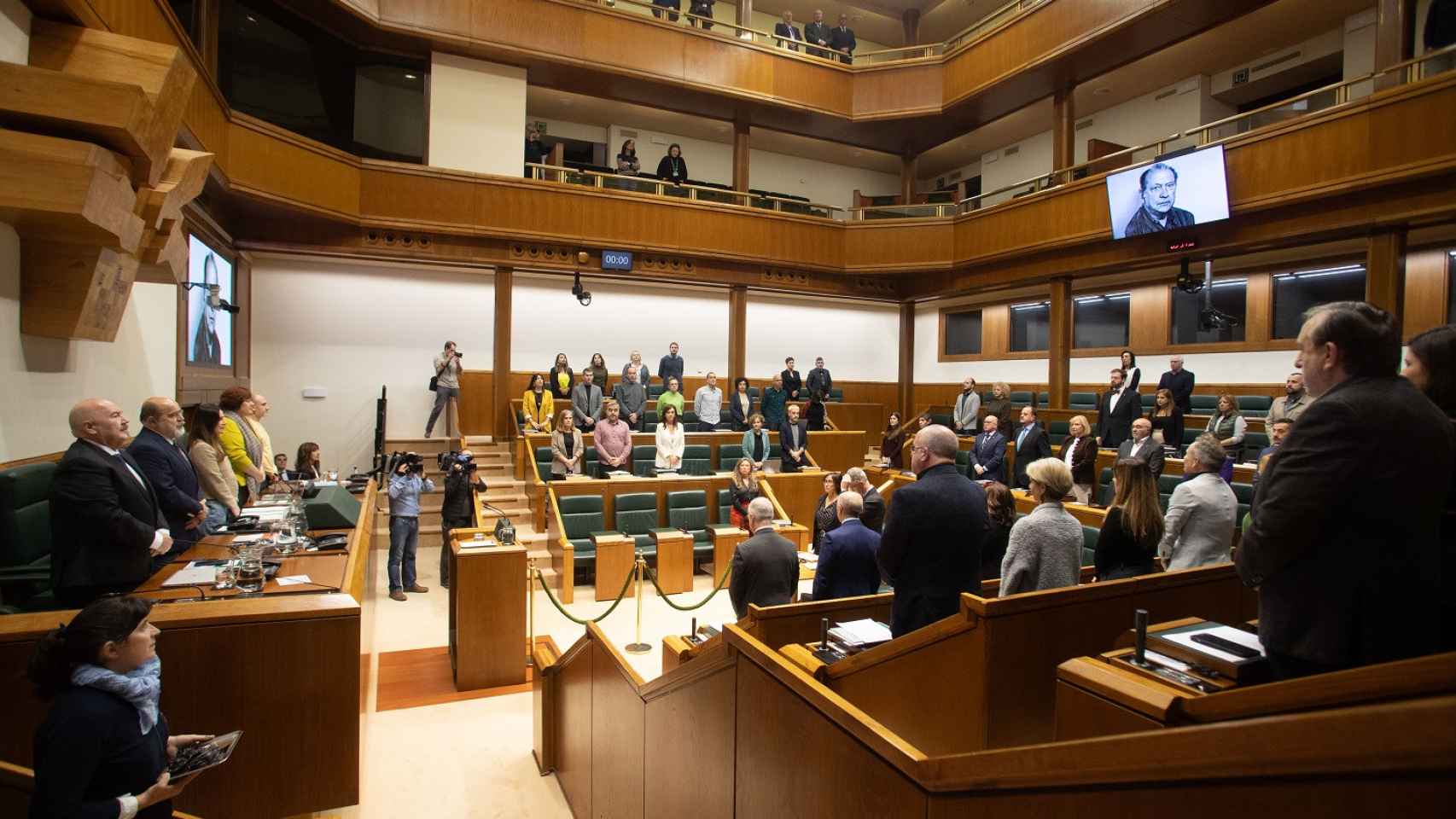 El Parlamento decide, por unanimidad, investigar y reconocer los abusos sexuales a menores en Euskadi / Legeniltzarra