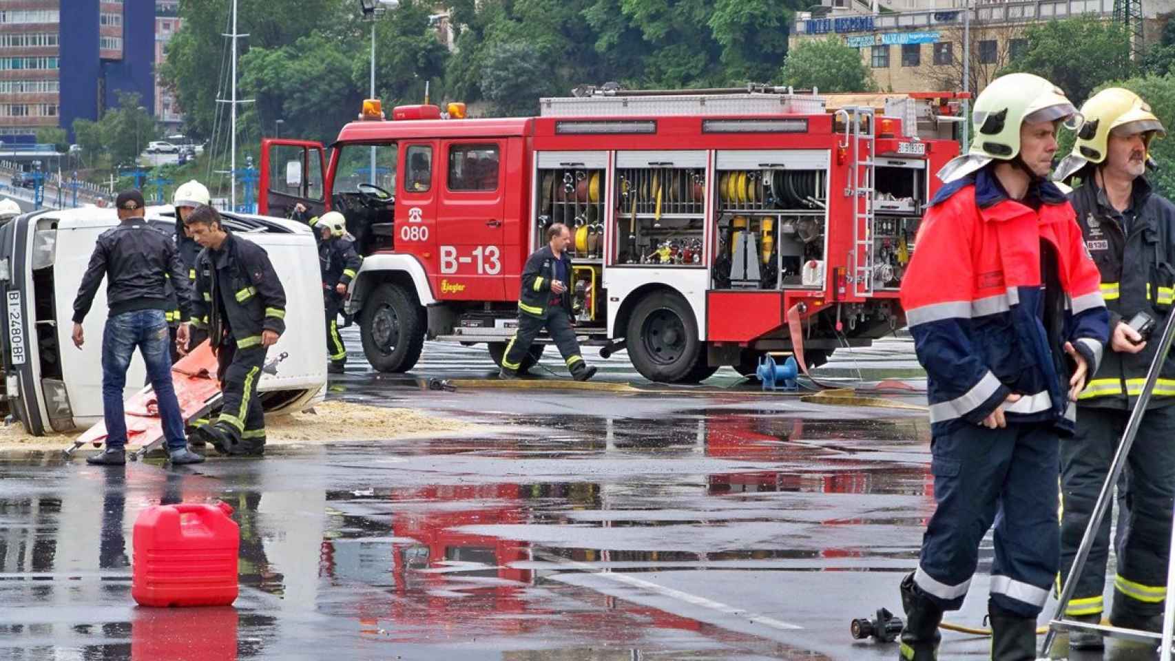 Los bomberos intervienen en un accidente