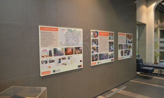La exposición 8 anys de Radars se exhibe en la sede del Districte de Gràcia. / ARCHIVO