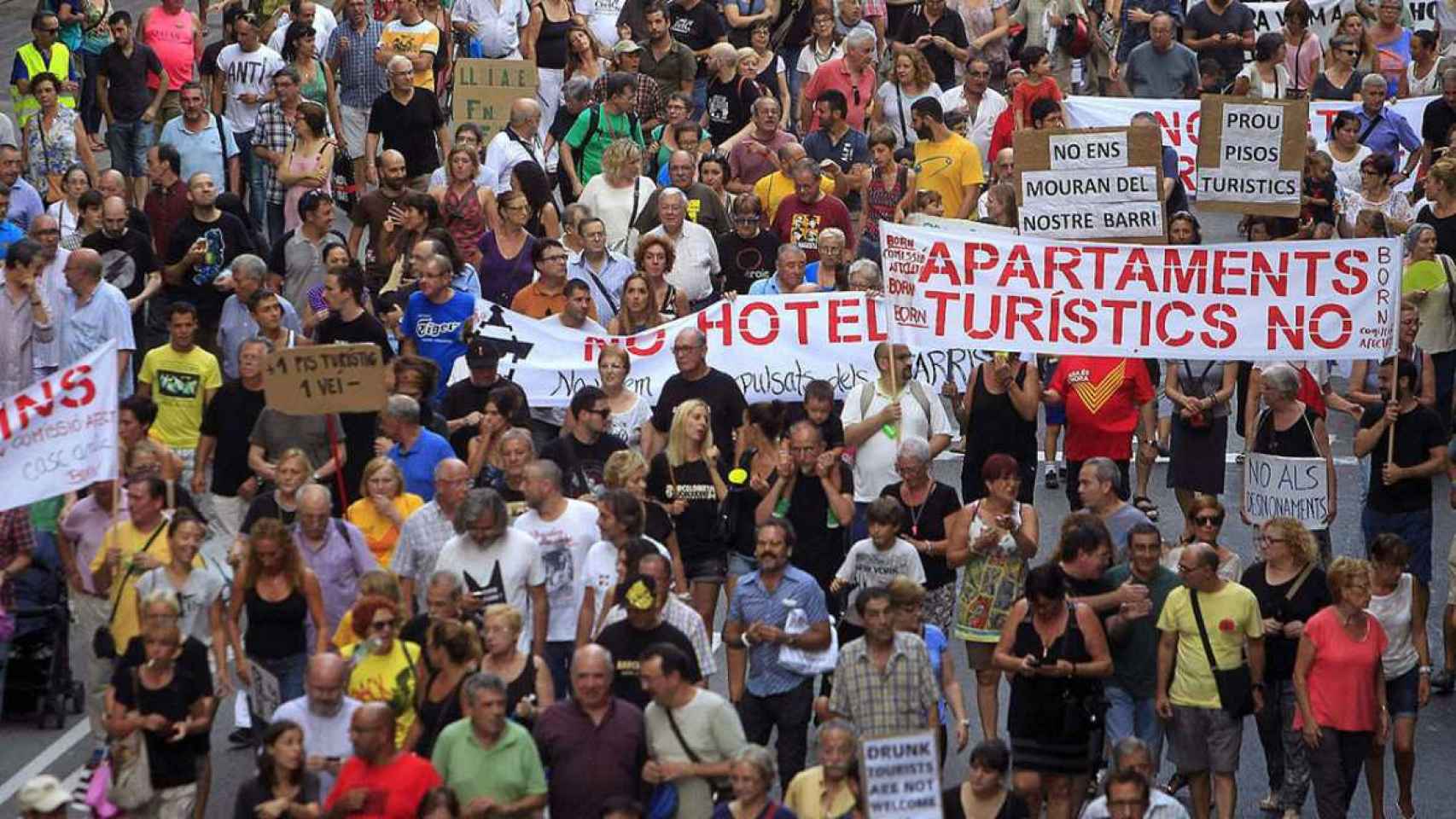 Los barceloneses toman las calles para protestar contra los apartamentos turísticos