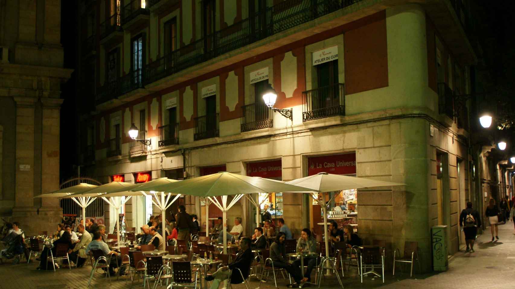 Terraza de un bar en la plaza Portal De La Pau / Böhringer Friedrich