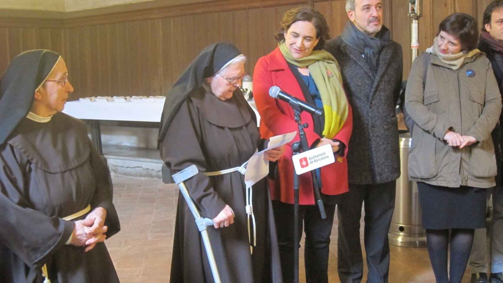 Ada Colau junto a las monjas de Pedralbes / EUROPA PRESS