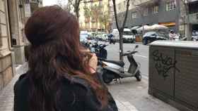 Imagen de una mujer fumando tabaco en Barcelona / MA