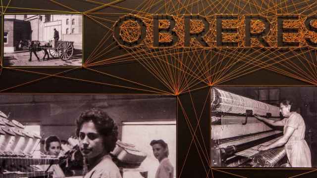 Plafón de la retrospectiva histórica centrado en las mujeres obreras de la Coats / FÁBRICA DE CREACIÓ