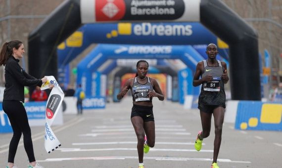 Momento de llegada a meta de la atleta keniana Florence Jebet Kiplagat / MITJA MARATÓ DE BARCELONA