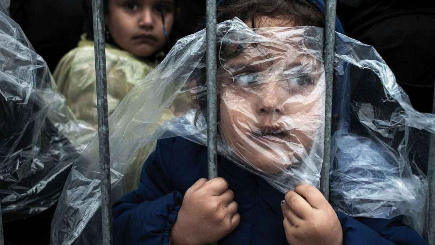 Una niña refugiada aguarda para entrar en Serbia, una de las fotografías premiadas en el World Press Photo 2016 / Matic Zorman