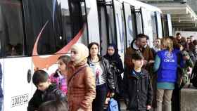 Un grupo de personas refugiadas a su llegada a Barajas / Europa Press