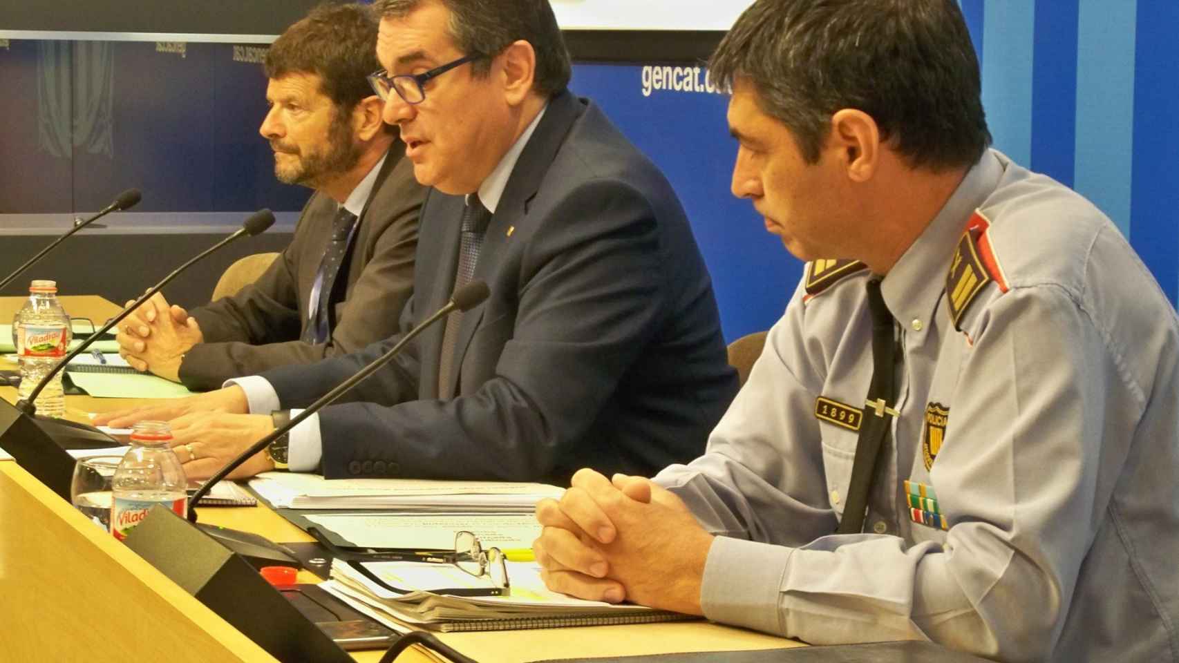 el conseller de Interior de la Generalitat, Jordi Jané; el director de los Mossos d'Esquadra, Albert Batlle, y el comisario jefe, Josep Lluís Trapero. /EP
