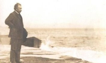 Albert Einstein en la playa