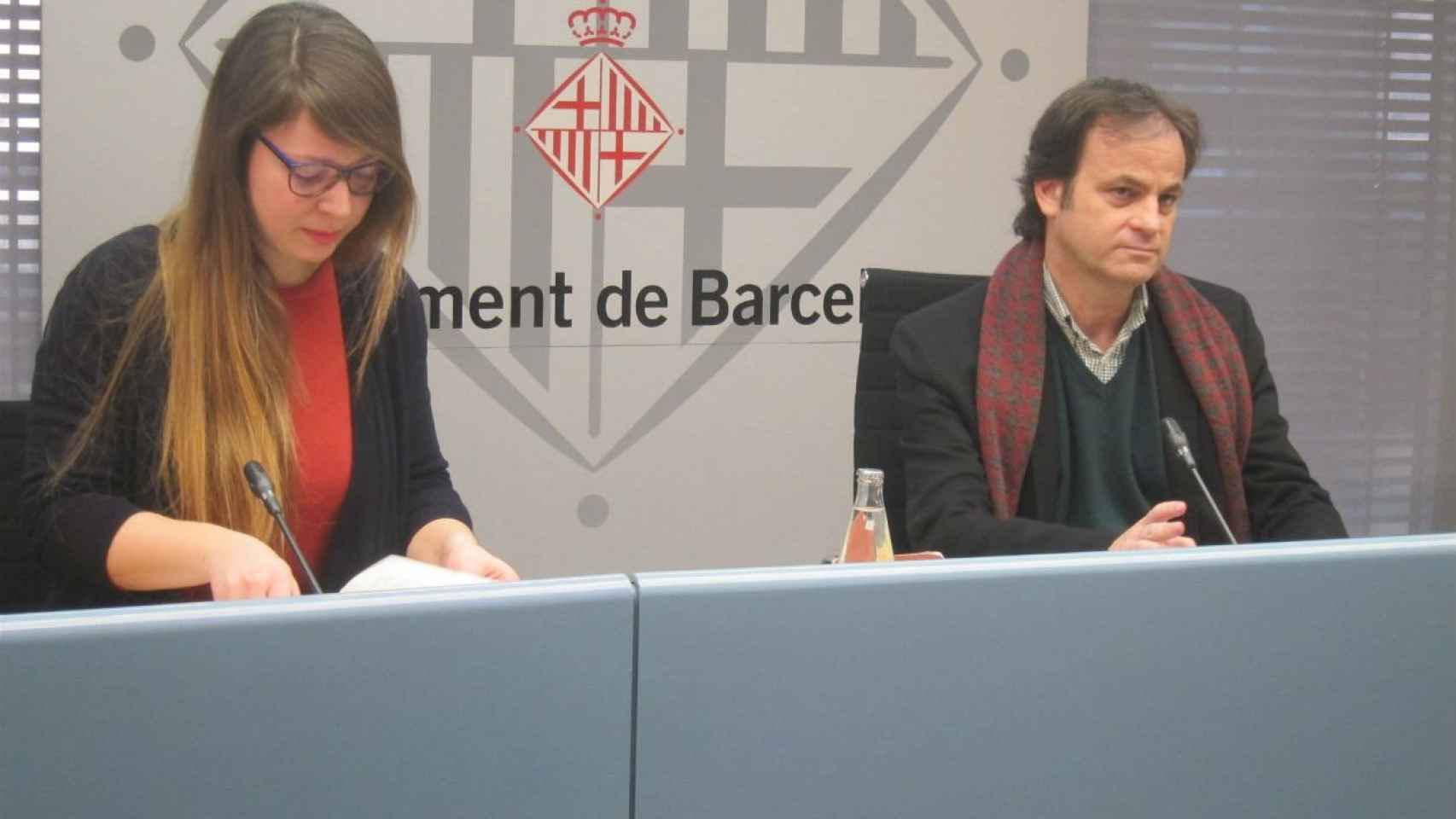 Los tenientes de alcalde Janet Sanz y Jaume Asens en rueda de prensa