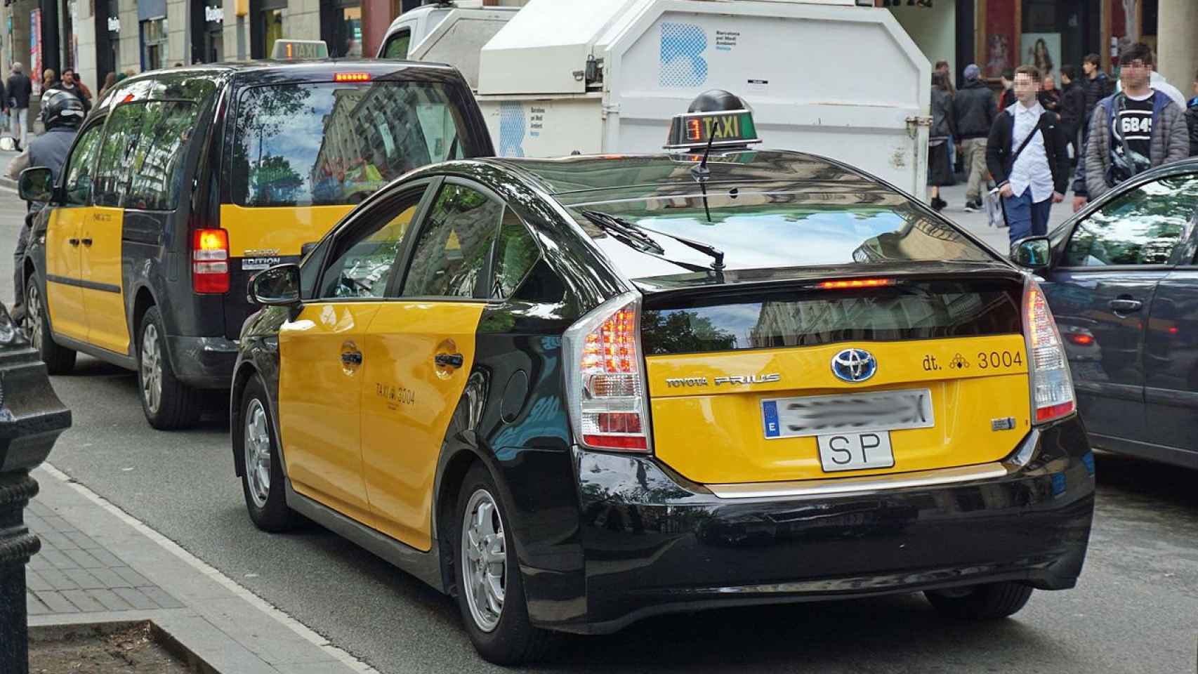 s taxis en una calle de Barcelona / MARIODo DURÁN