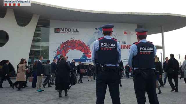 Dos agentes vigilan delante del recinto de la Fira en Gran Via / MOSSOS D'ESQUADRA